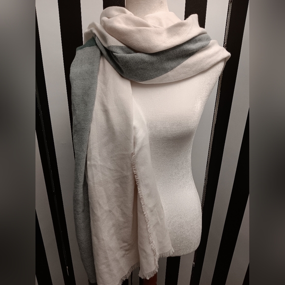 Long rectangular knit scarf - Picture 5 of 6